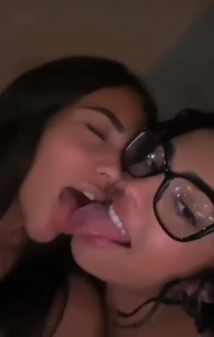 Malu kissing her friend : video clip