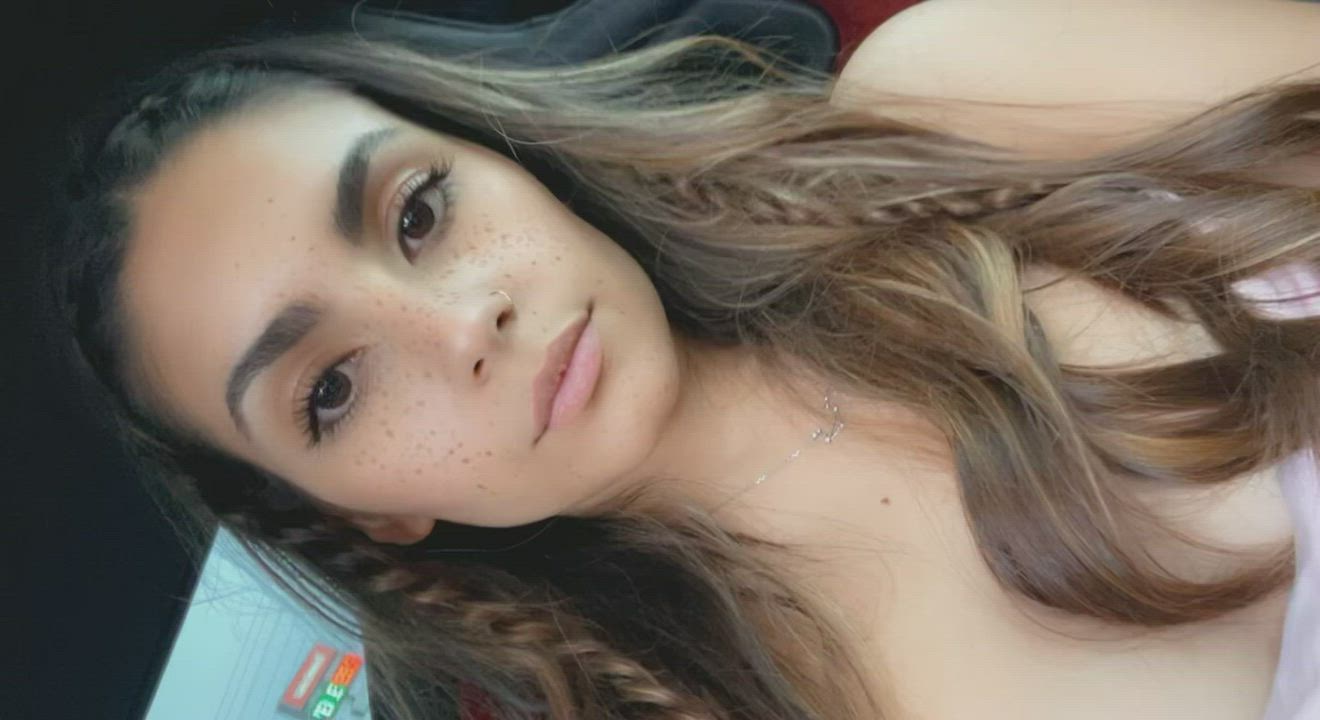 When a hot guy says hi to me at the mall [gif] : video clip