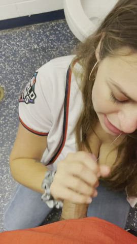 Sucking some dick in the family bathroom👅 : video clip