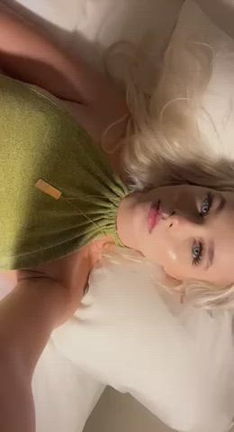Showing off my puffy lips ;) : video clip