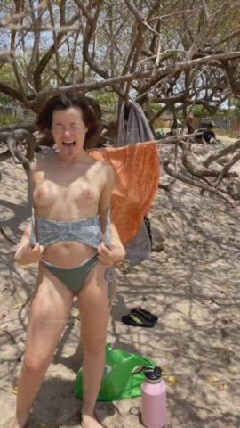 Got caught flashing at the beach [gif] : video clip