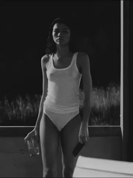 Z£ndaya is petite perfection : video clip