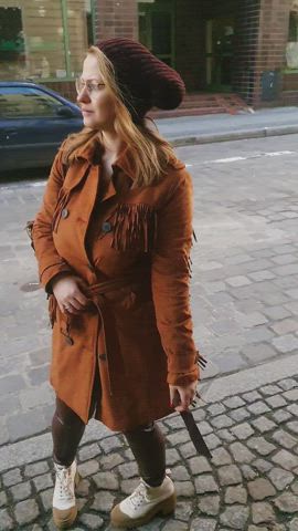Sometimes I wonder what the drivers of all those cars that pass me are thinking. [GIF] : video clip
