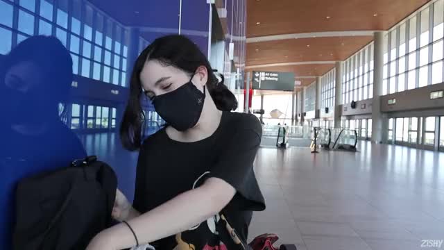 Cute Airport Flasher : video clip