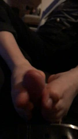 My 19 y/o girlfriend giving me a footjob : video clip