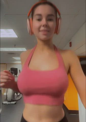 Boobs bouncing in the gym.. almost got caught 🙉🙈 : video clip