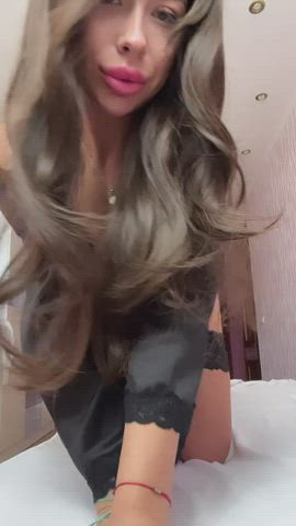 look what's waiting for you here in bed baby : video clip