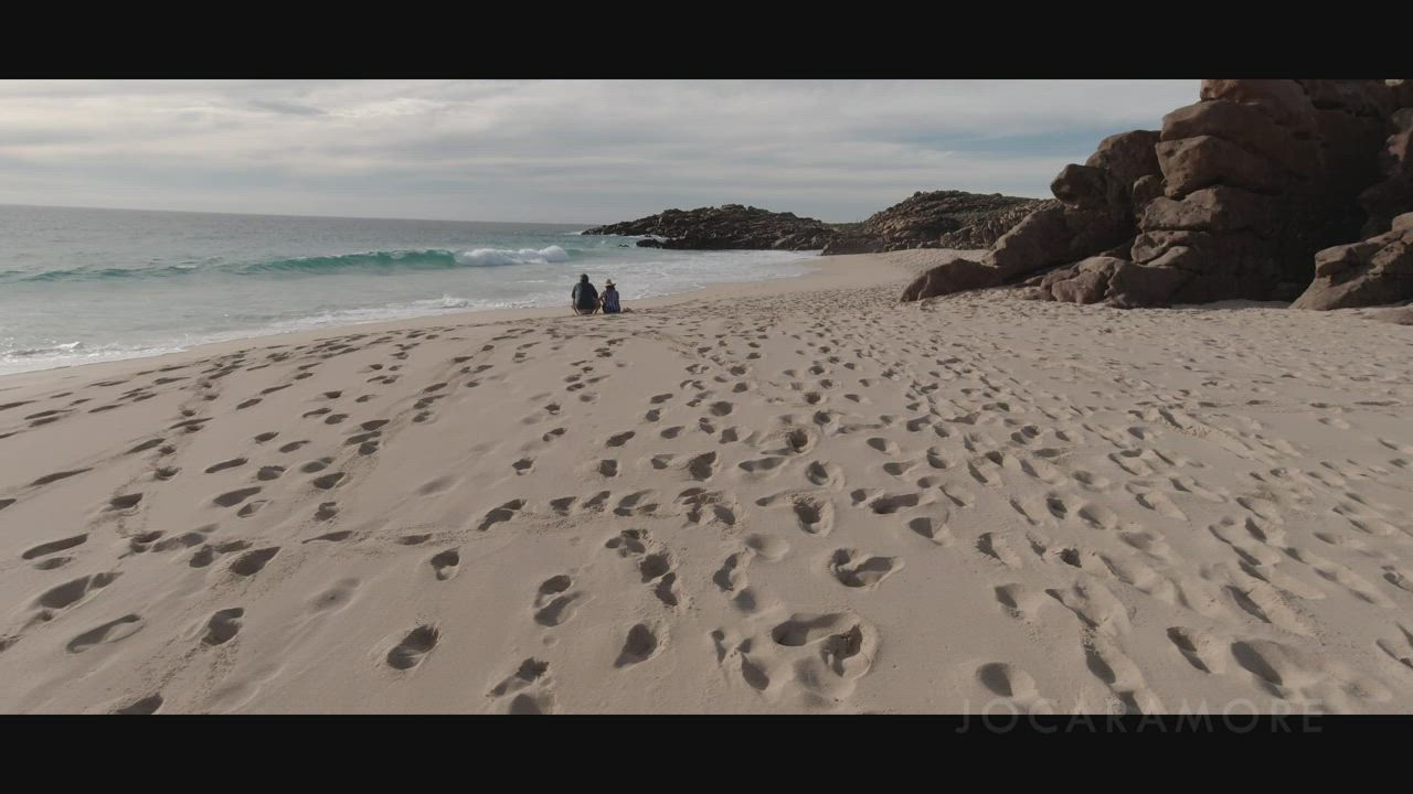 My awesome girlfriend makes me cum right on the public beach! : video clip