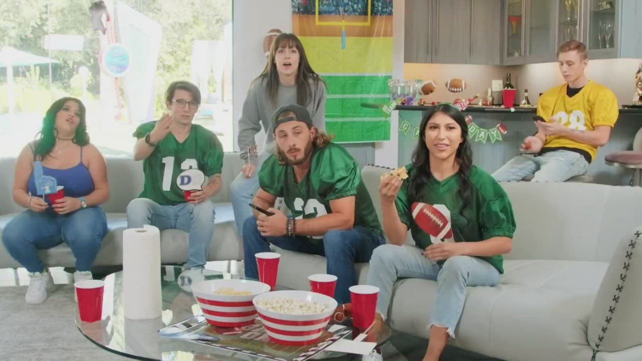 She needs some help in the kitchen : video clip