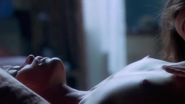 Piper Perabo & Jessica Paré in 'Lost and Delirious' (2001) : video clip