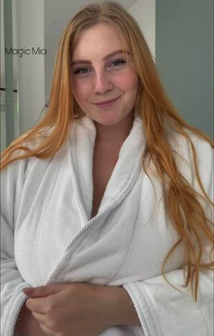 You can’t bounce your tits in the sauna… why not!! : video clip