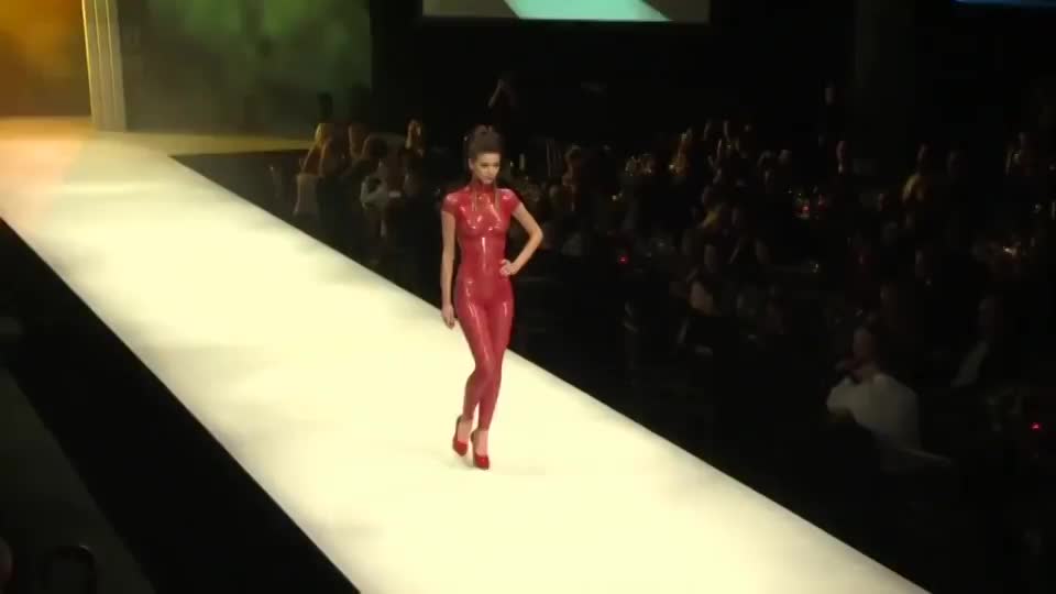 Latex Fashion Show : video clip