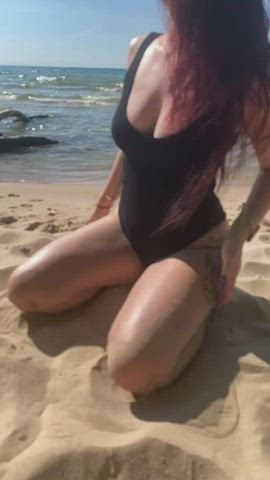 Let’s get sandy 😏💦 : video clip