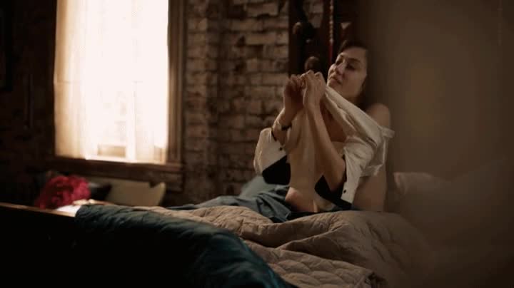 Mishel Prada in Vida [S1E6-2018]: Comfy in Bed : video clip