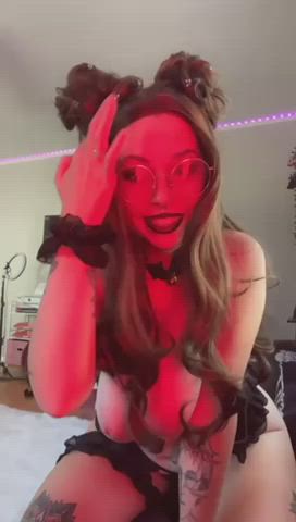 Please i need to know her name !! : video clip