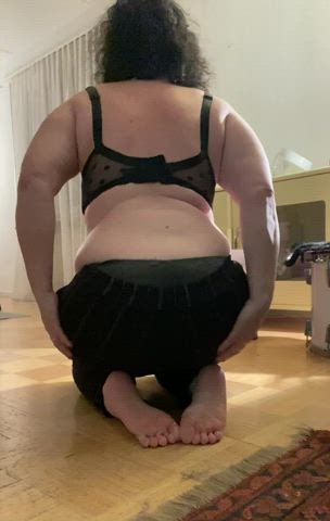 If 40 year old ass wasn’t your thing….. let me change your mind. : video clip