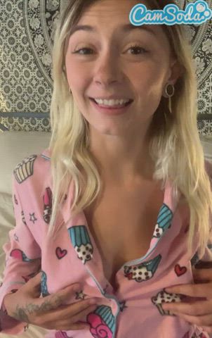Cutie masturbates : video clip