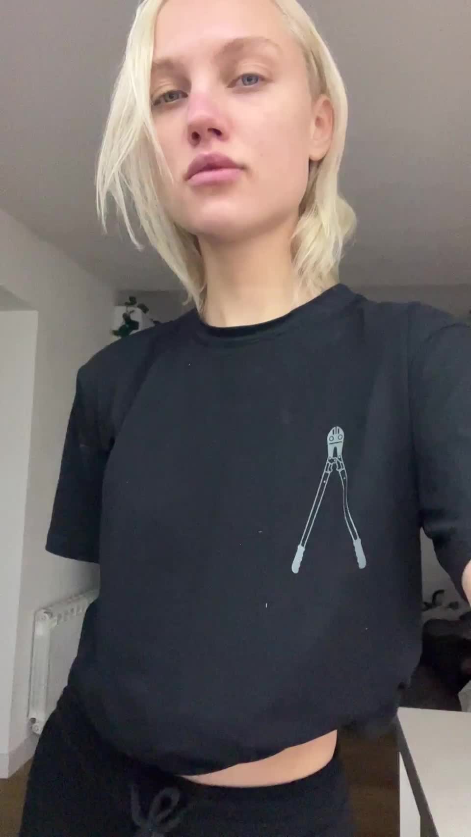 I’m only 4’11. You can easily break me : video clip