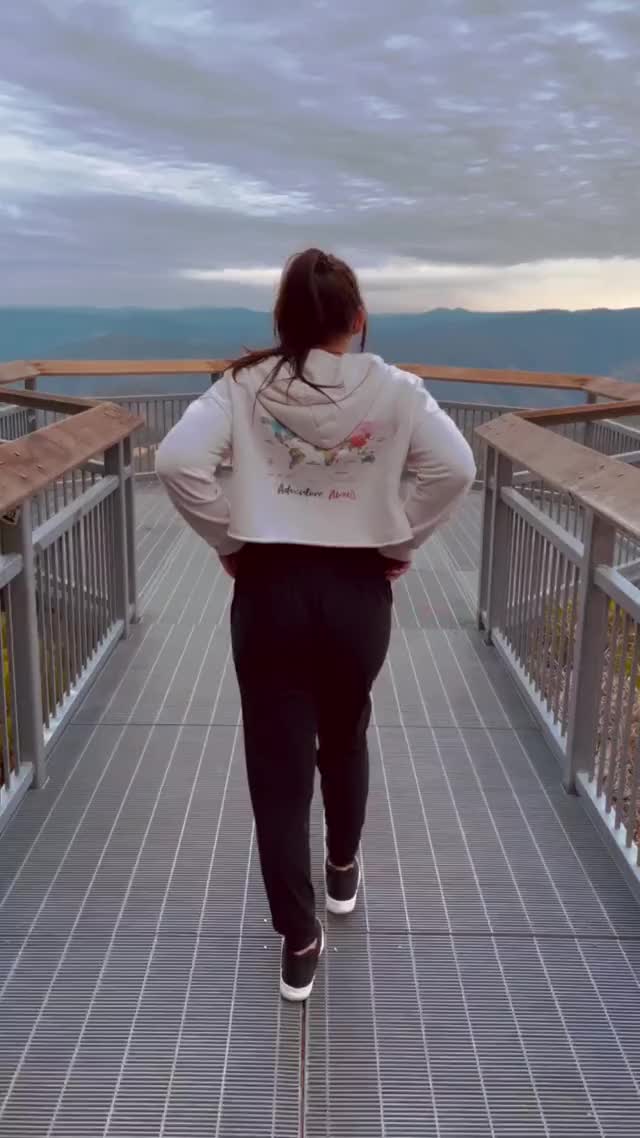 There’s something about a full moon on the trail 🌝 [gif] : video clip