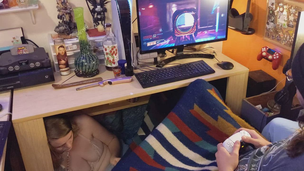 Under the desk support during a PvP match : video clip