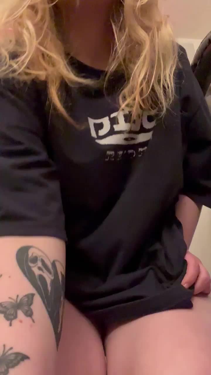Curvy and pale : video clip