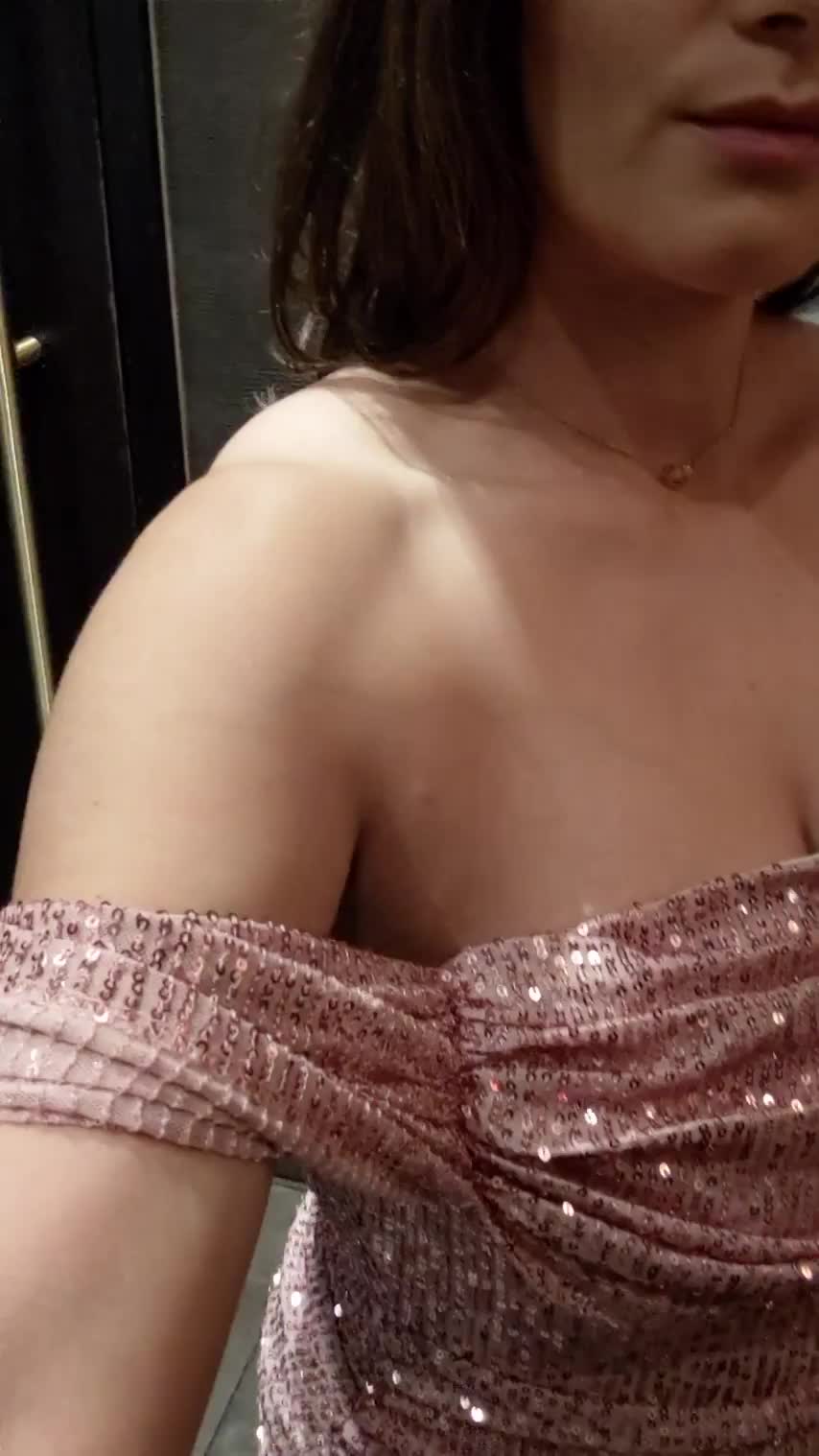 Flashing in the girls bathroom [GIF] : video clip
