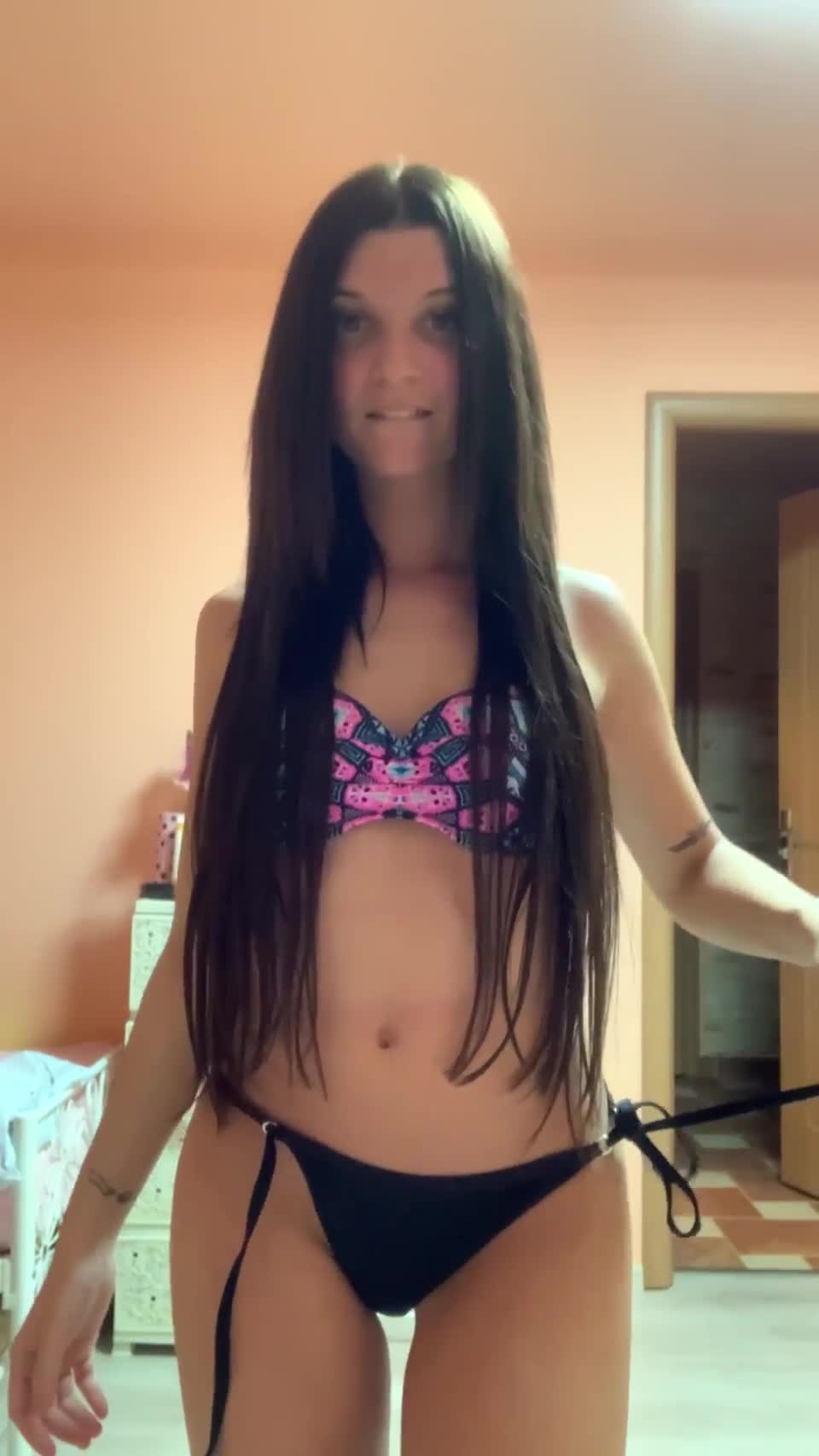 Which man is ready to creampie a 19 year old petite girl : video clip