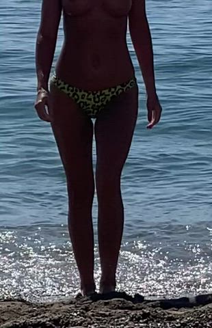 Love to spy on topless girls on the beach : video clip