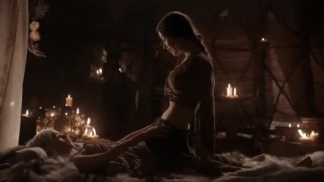 Roxanne Mckee riding Emilia Clarke was the best scene in GoT : video clip
