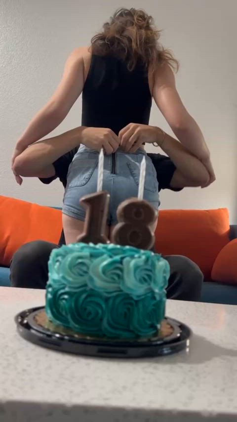 For my 18th birthday I asked my boyfriend if I could fuck his hot friend, he lost his mind when he saw another man own me! Now he’s begging for more💕 : video clip