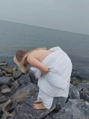 clothed but withaut panties : video clip