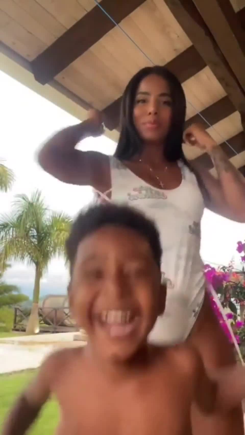 Who is this beautiful Afro-Latina twerking? : video clip