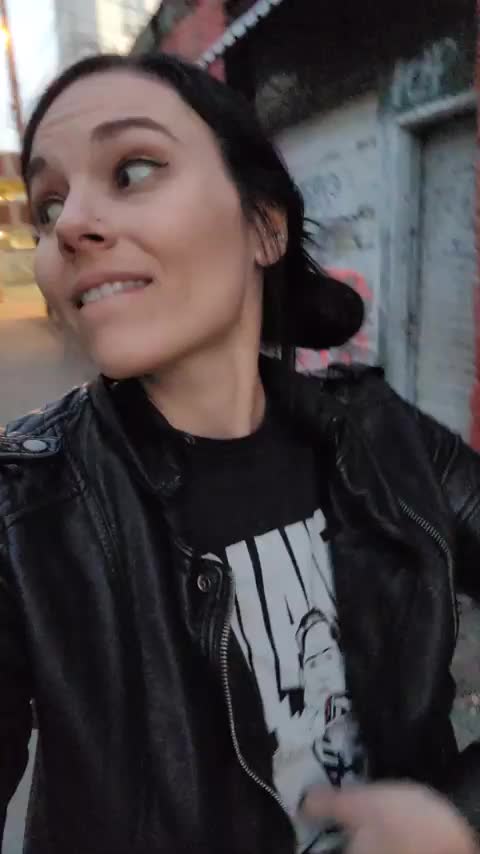 Back-Alley Boobs [GIF] : video clip