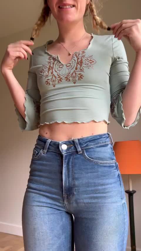 Hands up if you like petite girls : video clip