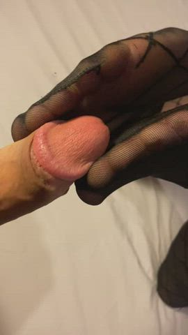 Who loves a footjob in nylons? : video clip