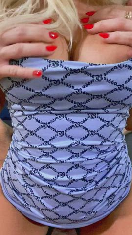 Rubbing my tits like this feels sooo good : video clip