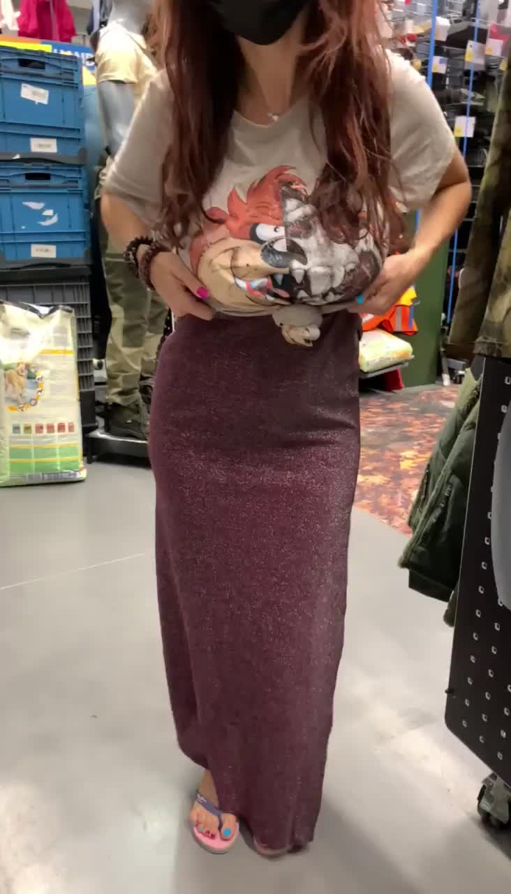 Boobs in aisle 3 [gif] : video clip