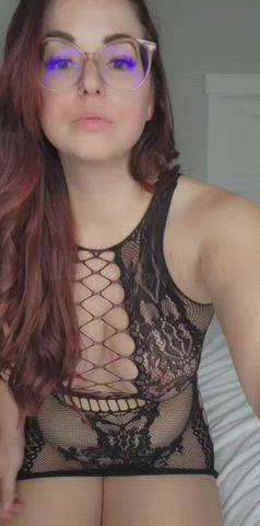 curves ✅️, glasses ✅️, MILF ✅️ : video clip