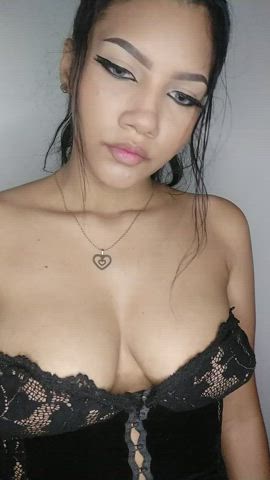 I love to show my tits so everyone can see them hihi : video clip