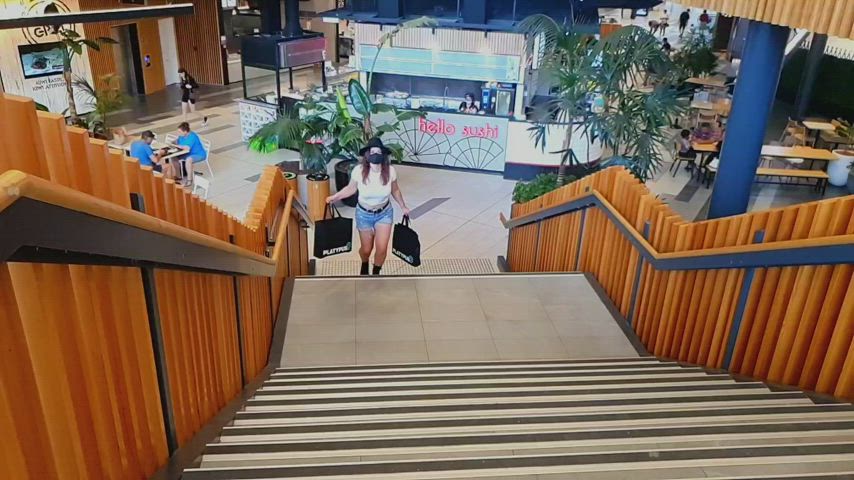 Shopping Braless [gif] : video clip