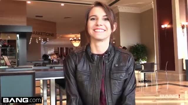 Flashing Her Pussy In A Restaurant : video clip