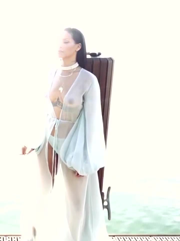 Rihanna in honor of Super Bowl LVII : video clip