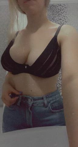Would you join a stacked teen in bed? : video clip