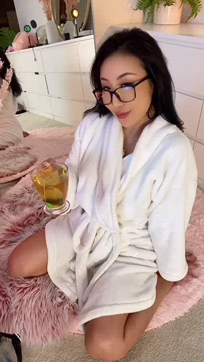 She is stunning! : video clip