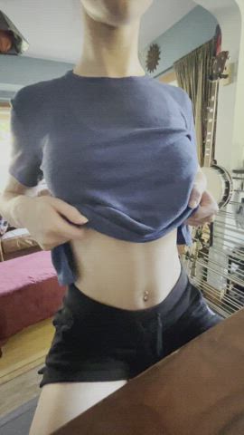 I love to flash my 19 year old tits : video clip