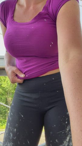 35yo MILF painting and flashing! I love it : video clip