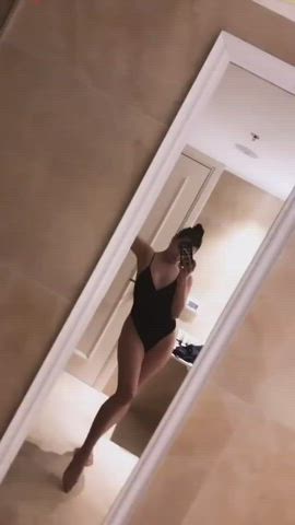 Hailee Steinfeld in Lingerie : video clip