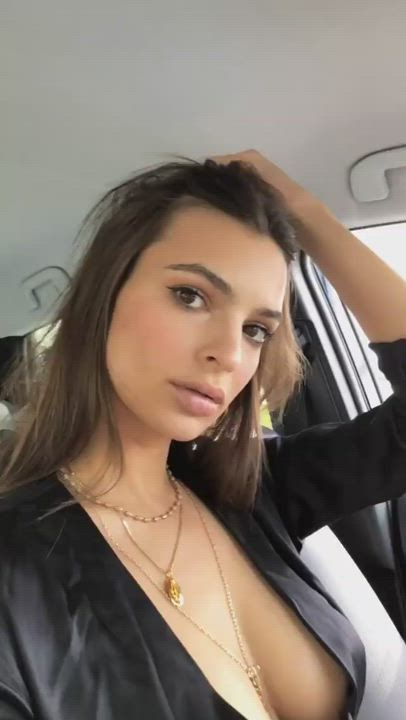 Emily Ratajkowski Is A Goddess : video clip