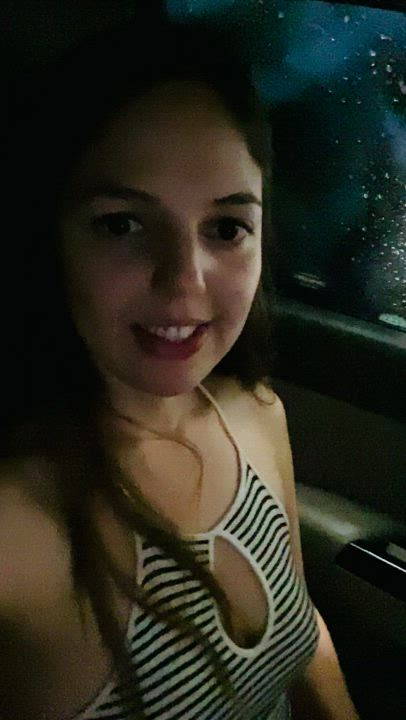 Flashing my pussy at the carwash [GIF] : video clip