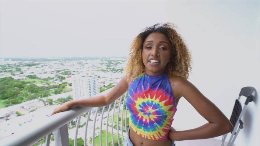 She imagined her first shoot very differently : video clip